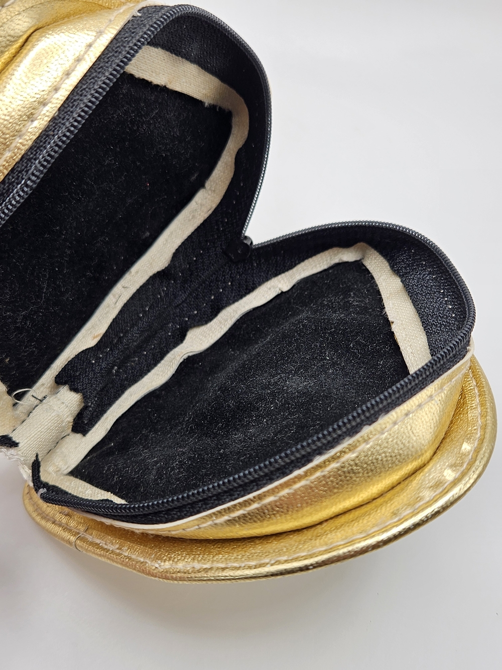 VINTAGE MOSCHINO LOVES YOU Gold Heart Shaped Makeup Clutch Bag READ VTG - Picture 5 of 7